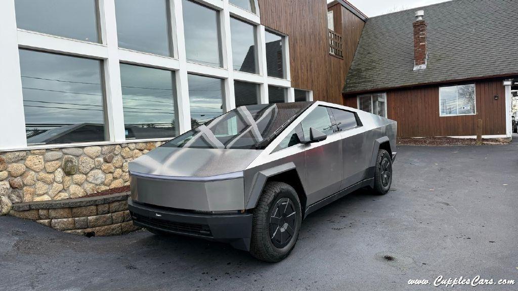 Tesla Cybertruck  2025