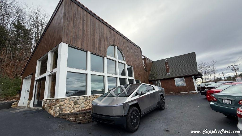 Tesla Cybertruck  2025