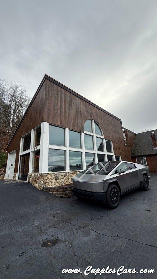 Tesla Cybertruck  2025