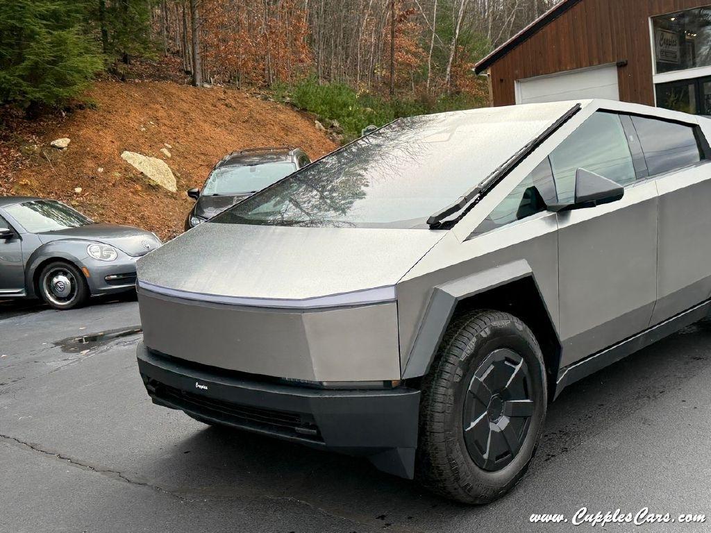 Tesla Cybertruck  2025