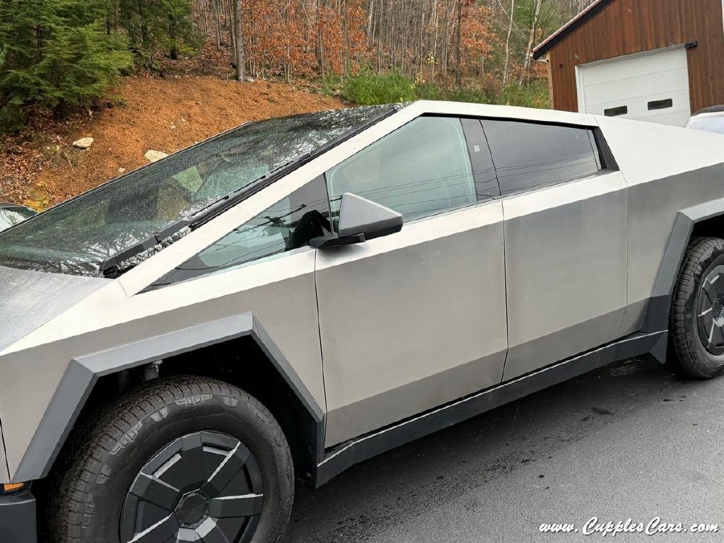 Tesla Cybertruck  2025