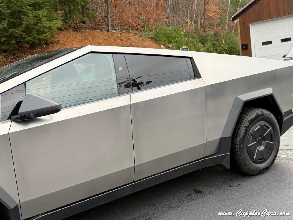 Tesla Cybertruck  2025