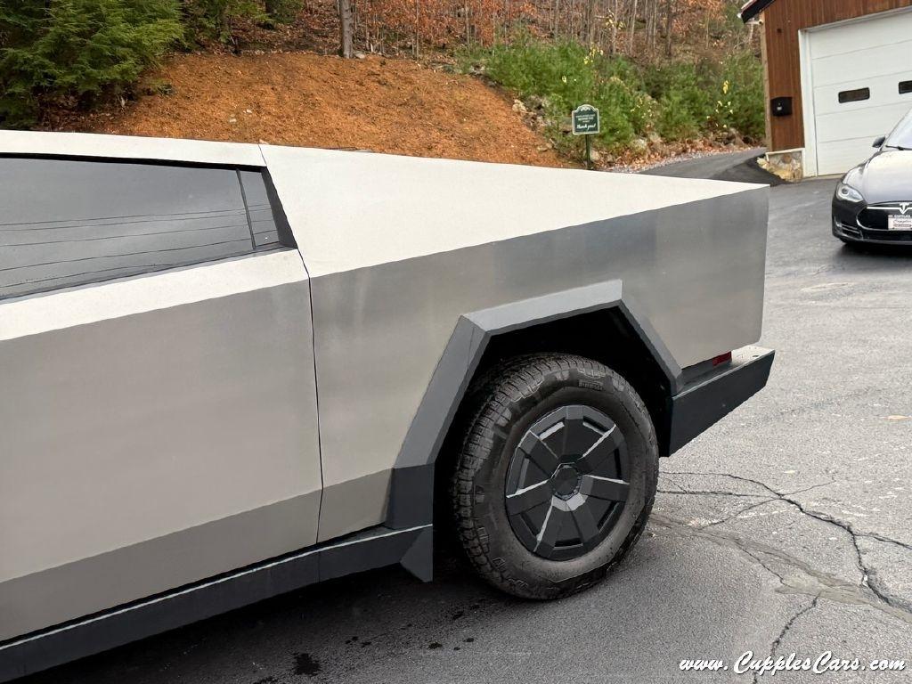 Tesla Cybertruck  2025