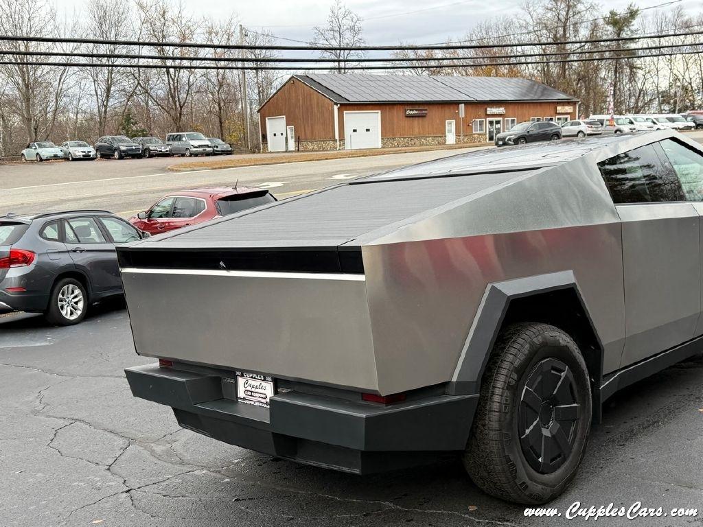 Tesla Cybertruck  2025