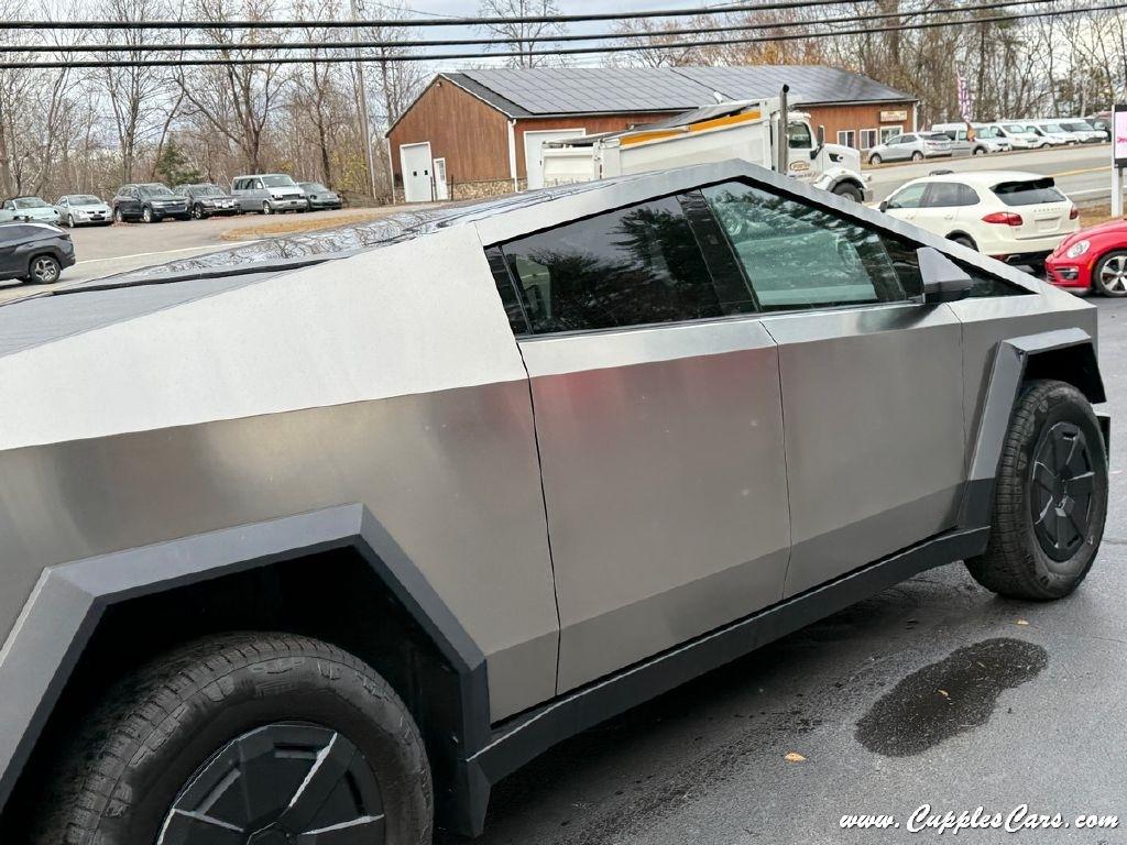 Tesla Cybertruck  2025