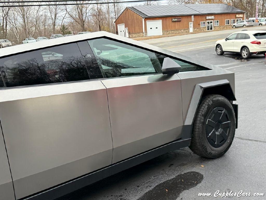 Tesla Cybertruck  2025