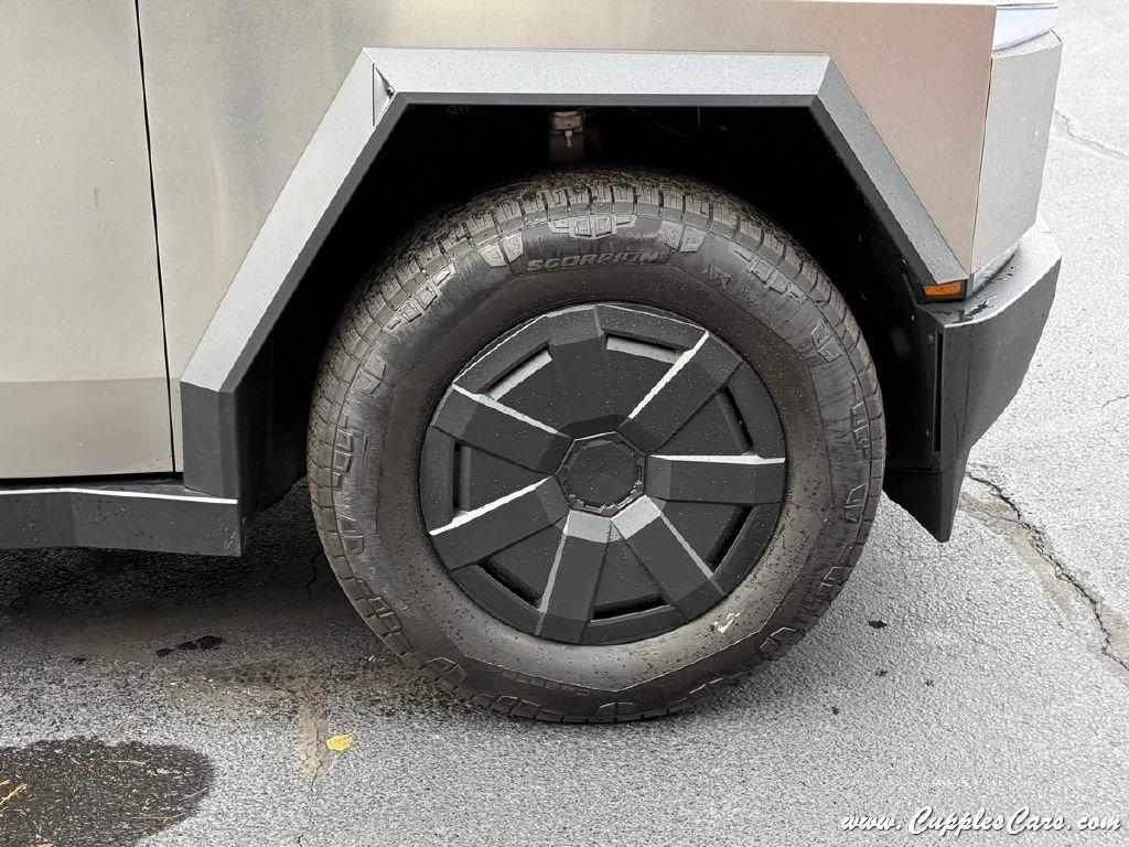 Tesla Cybertruck  2025