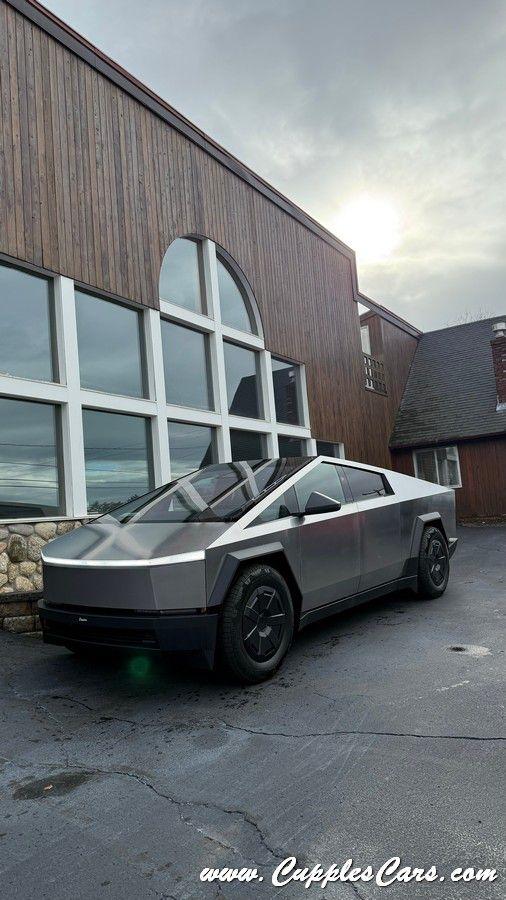 Tesla Cybertruck  2025