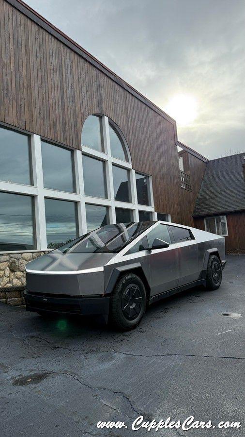 Tesla Cybertruck  2025