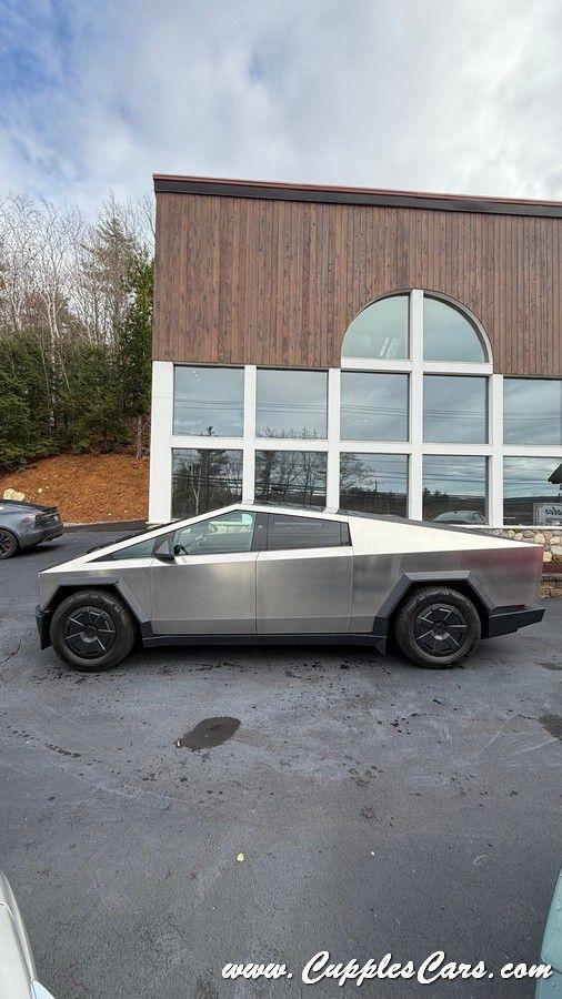 Tesla Cybertruck  2025