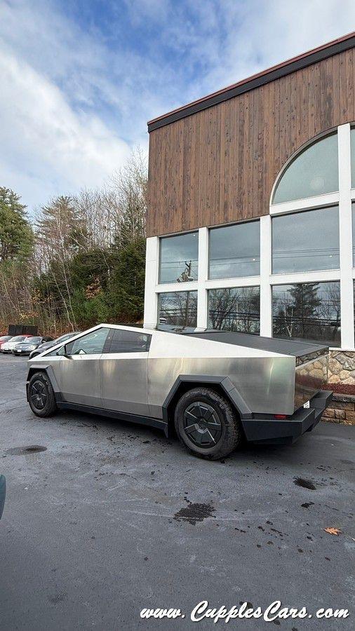 Tesla Cybertruck  2025