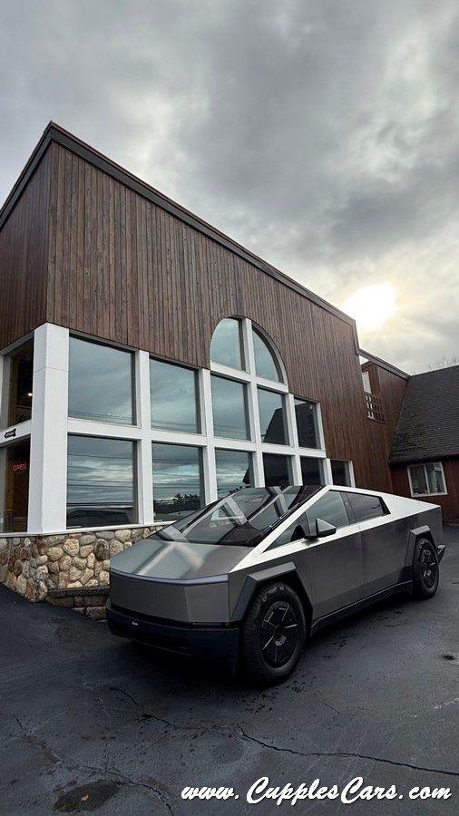 Tesla Cybertruck  2025