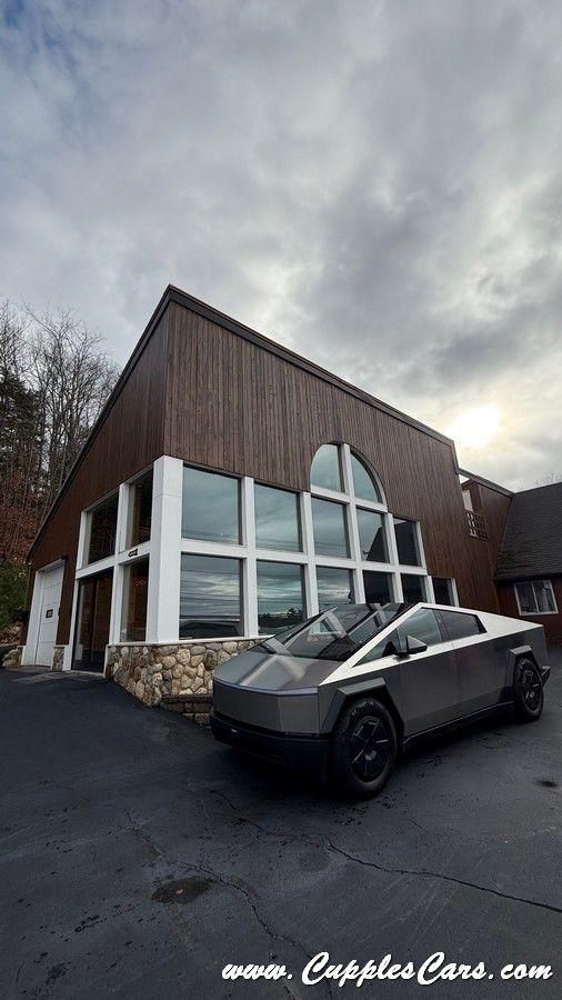 Tesla Cybertruck  2025