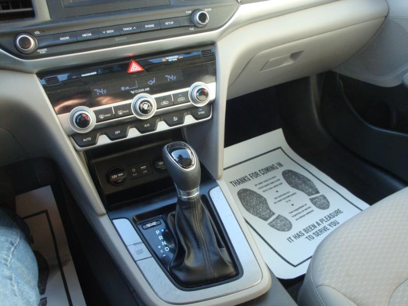 Hyundai Elantra SE 6AT 2020