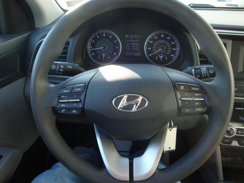 Hyundai Elantra SE 6AT 2020