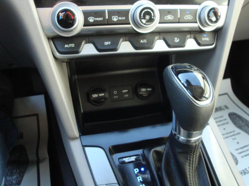 Hyundai Elantra SE 6AT 2020