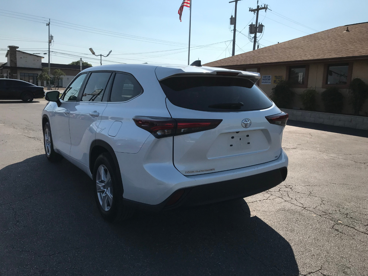 2024 Toyota Highlander LE photo 2