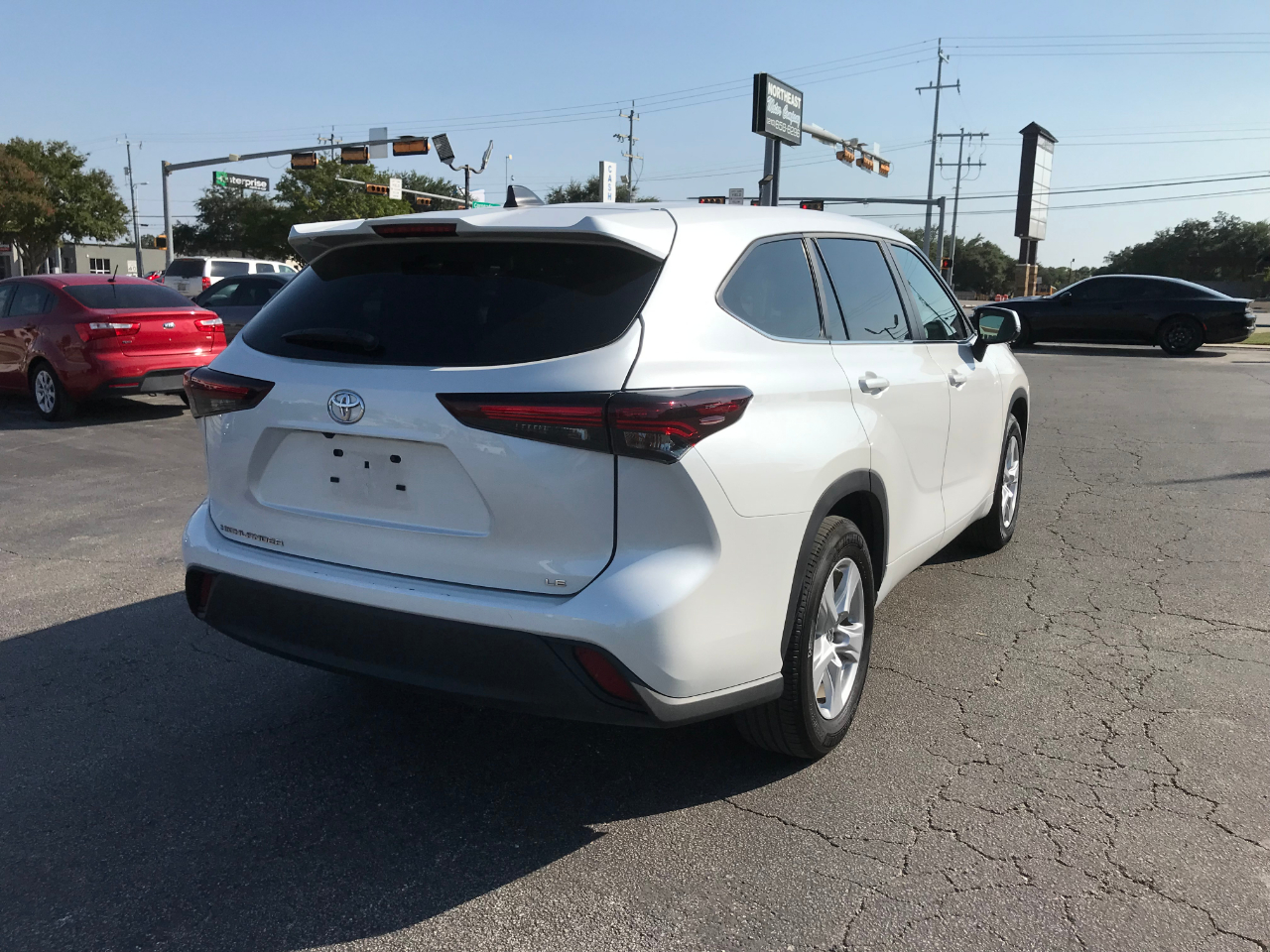 2024 Toyota Highlander LE photo 3