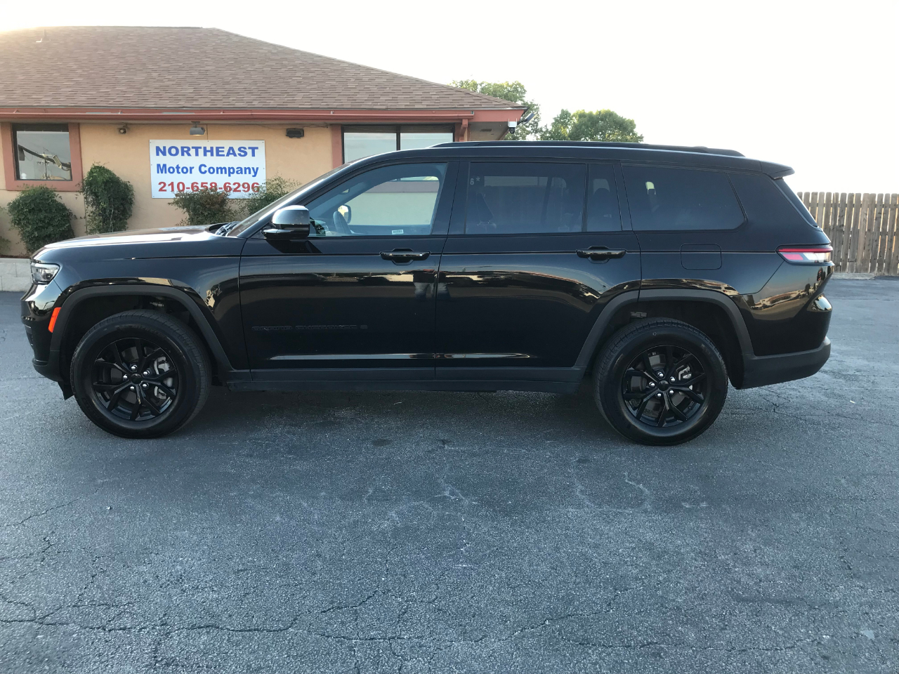 2024 Jeep Grand Cherokee Altitude photo 4