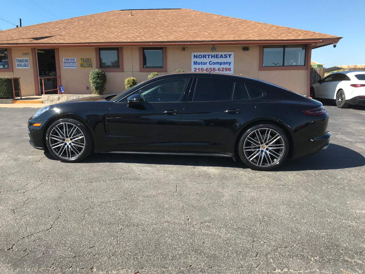 2018 Porsche Panamera Base 4 photo 4