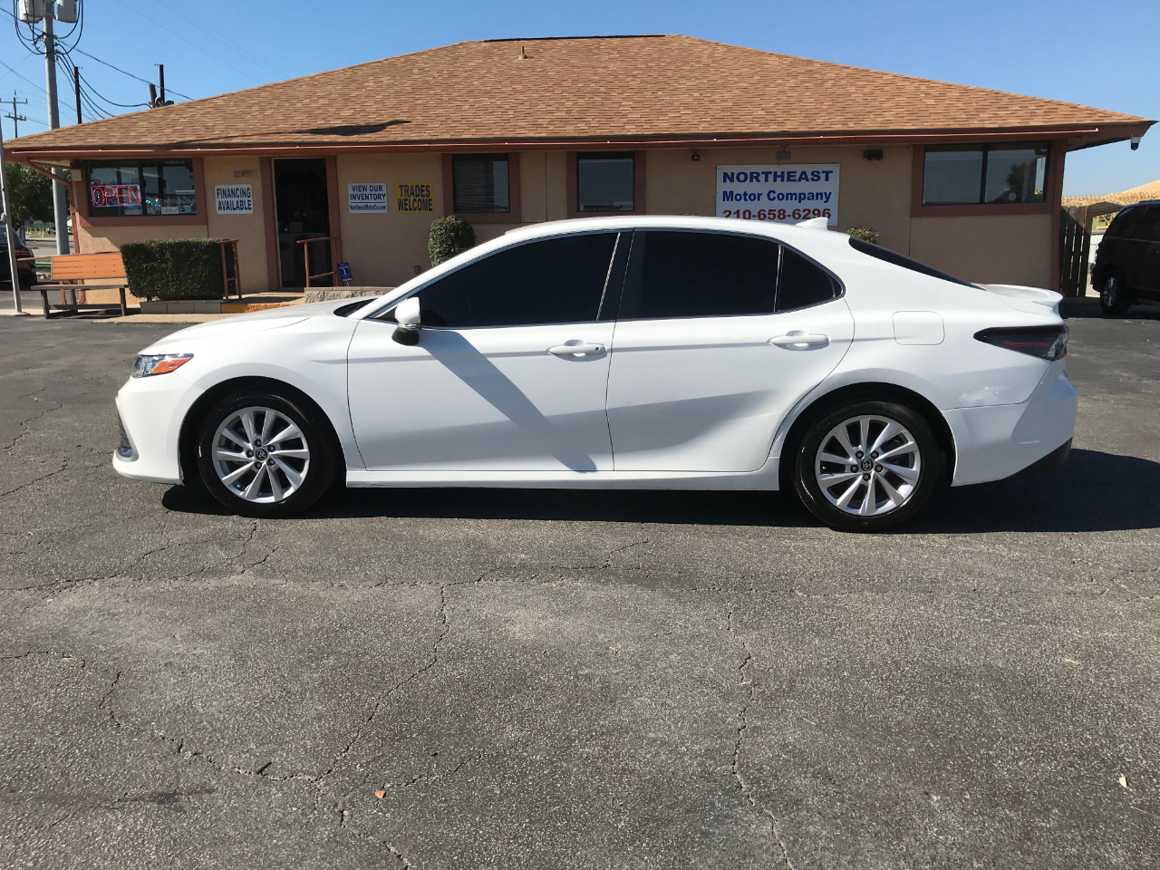 2023 Toyota Camry LE photo 4