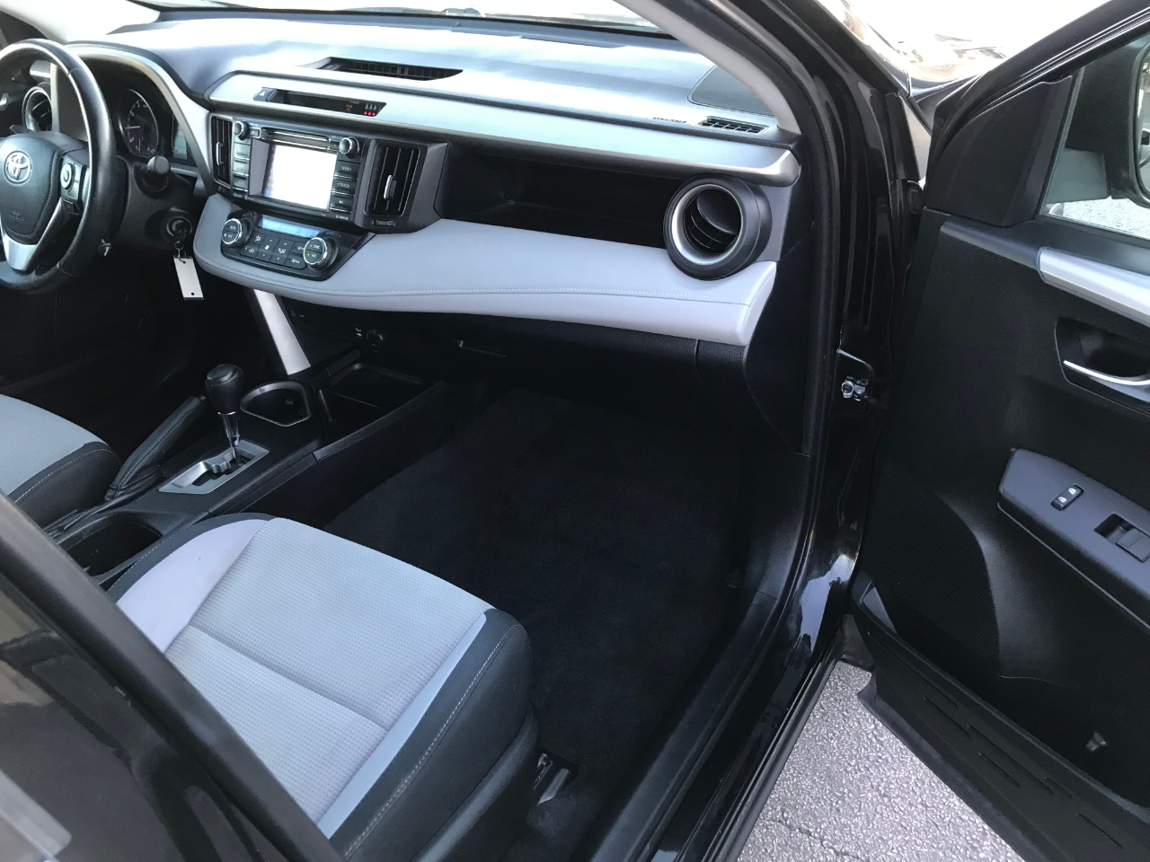 Toyota RAV4 XLE FWD 2017