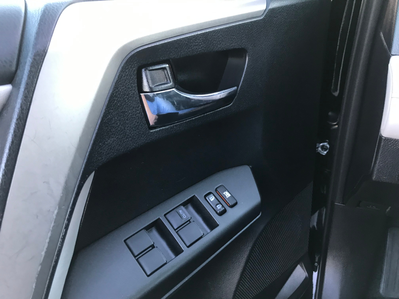 Toyota RAV4 XLE FWD 2017