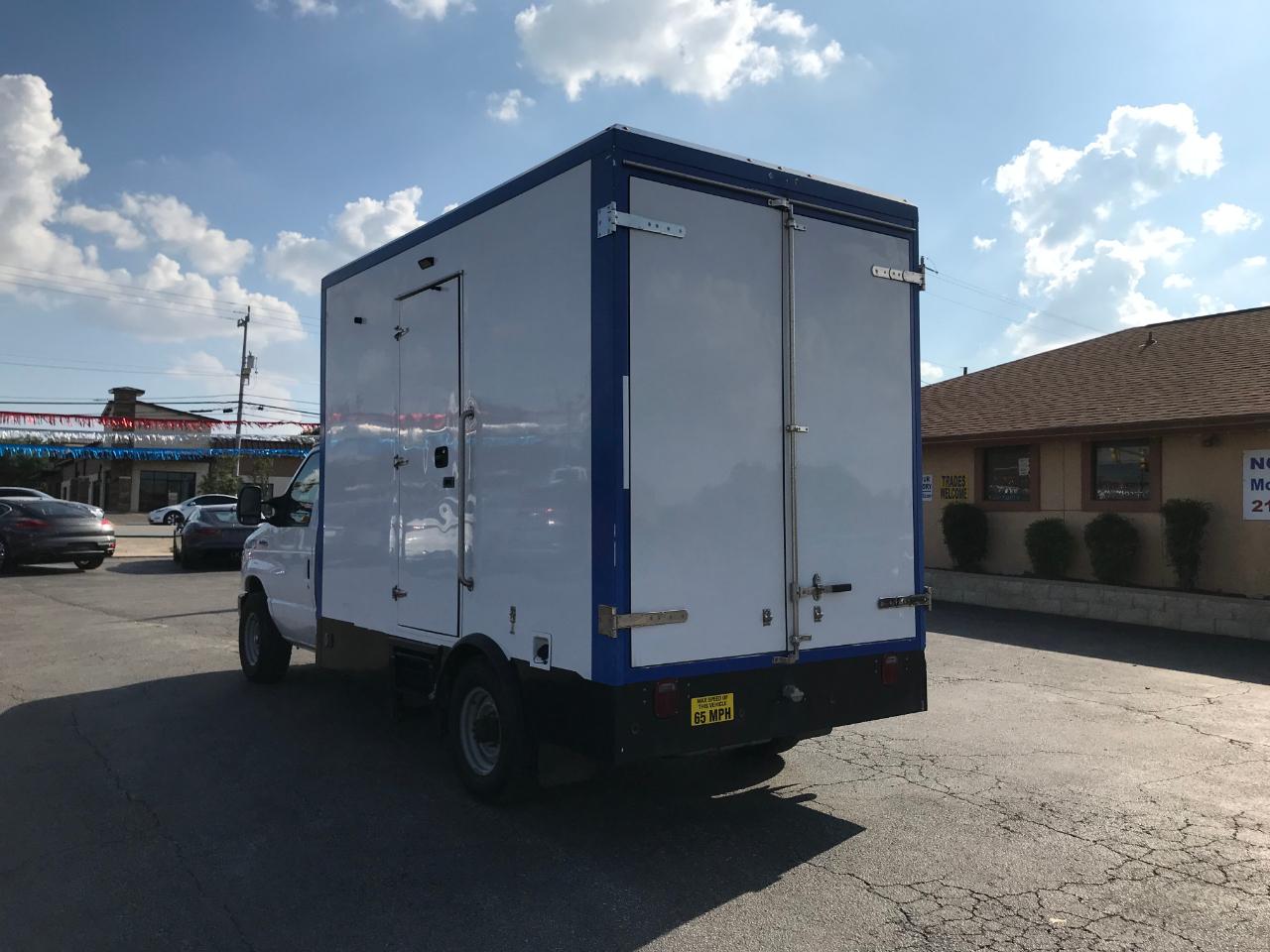 Ford Econoline E-350 Super Duty 2023