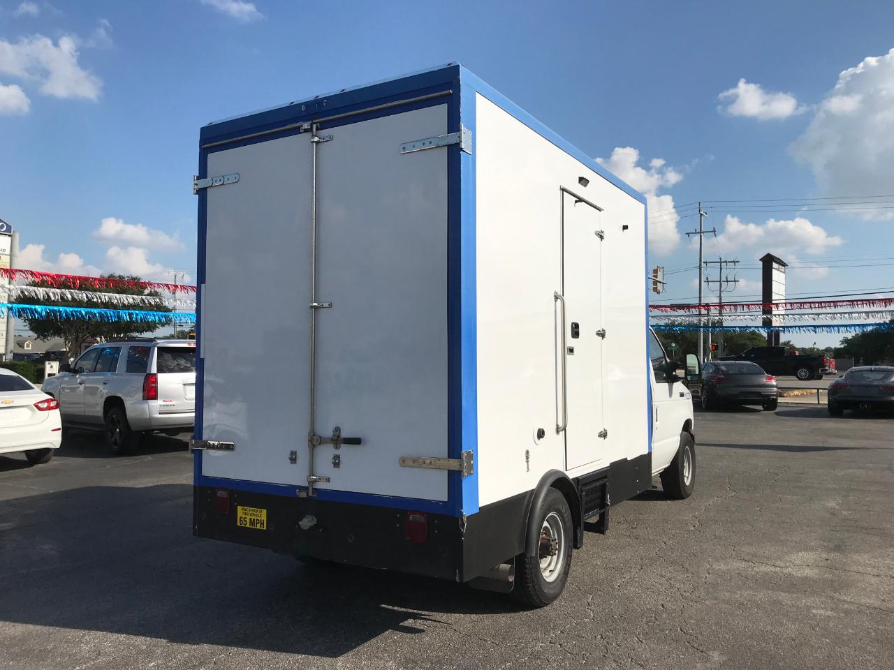 Ford Econoline E-350 Super Duty 2023