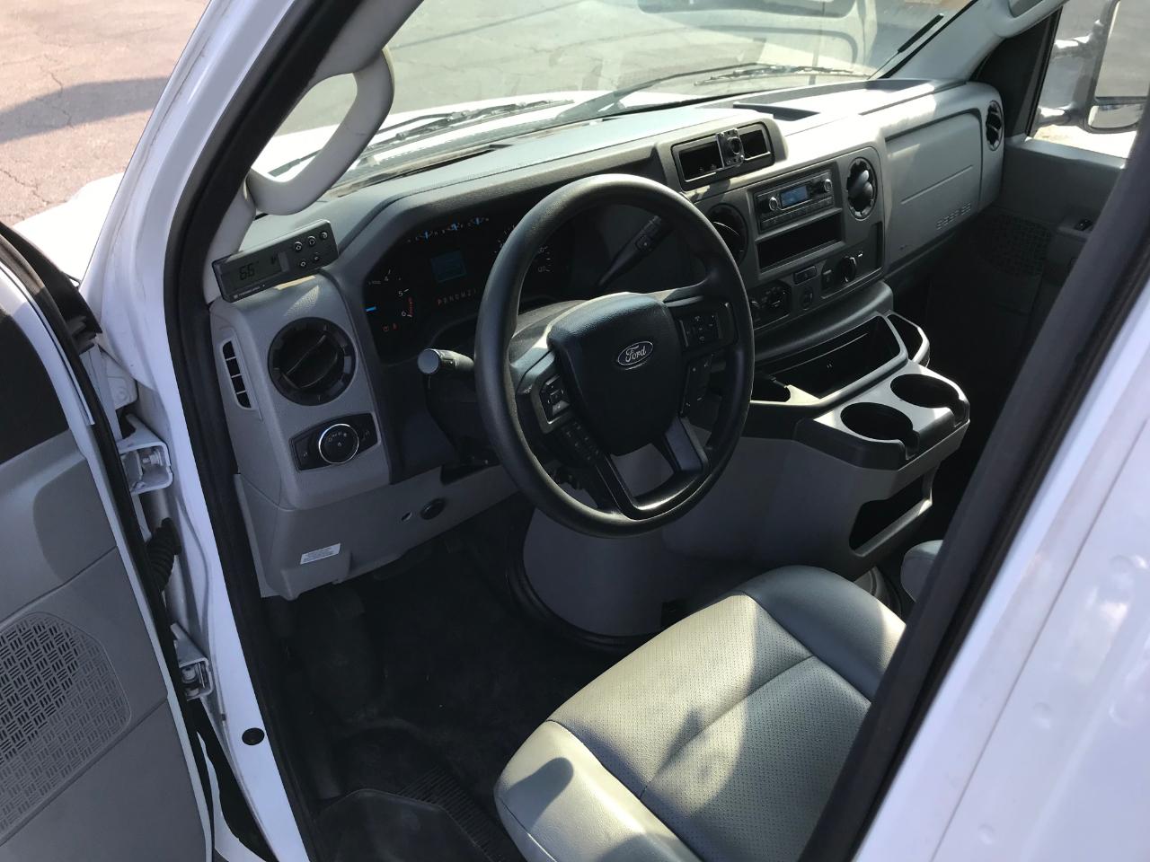 Ford Econoline E-350 Super Duty 2023