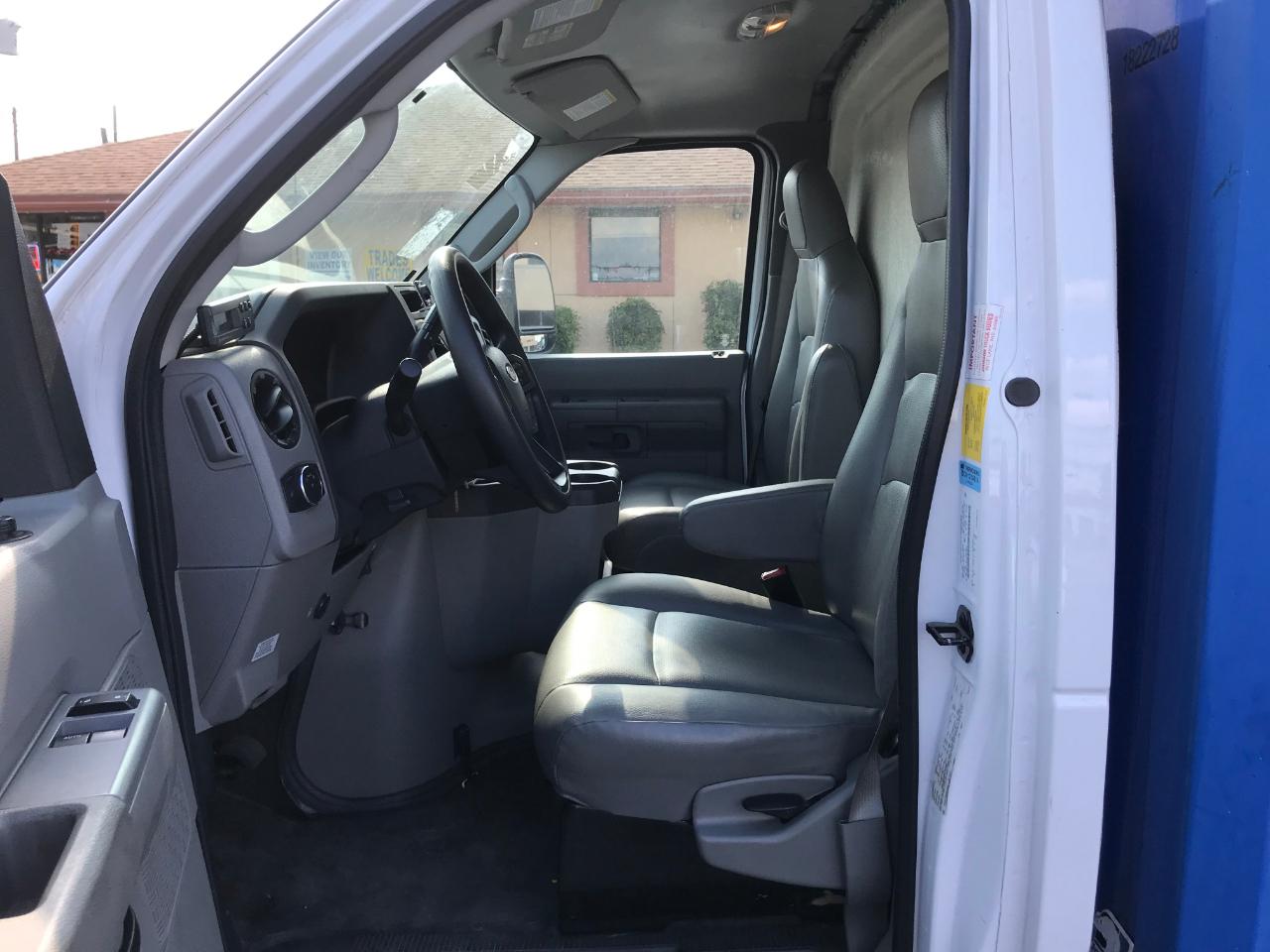 Ford Econoline E-350 Super Duty 2023
