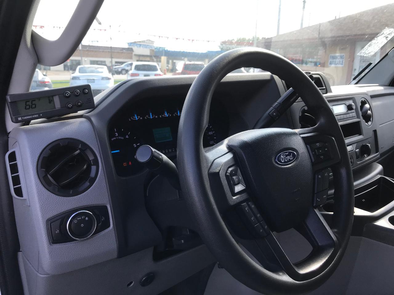 Ford Econoline E-350 Super Duty 2023
