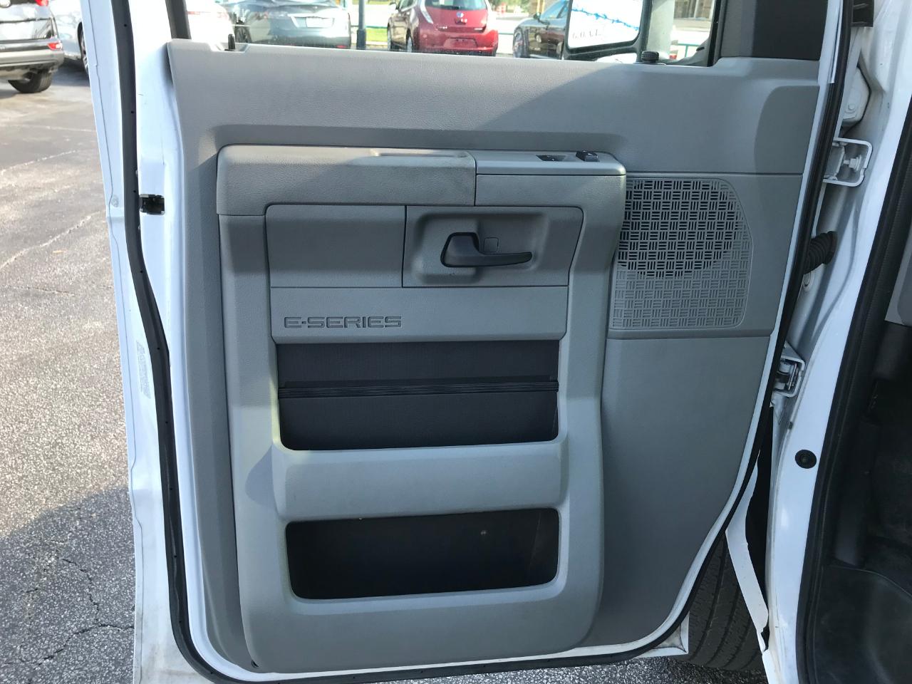 Ford Econoline E-350 Super Duty 2023
