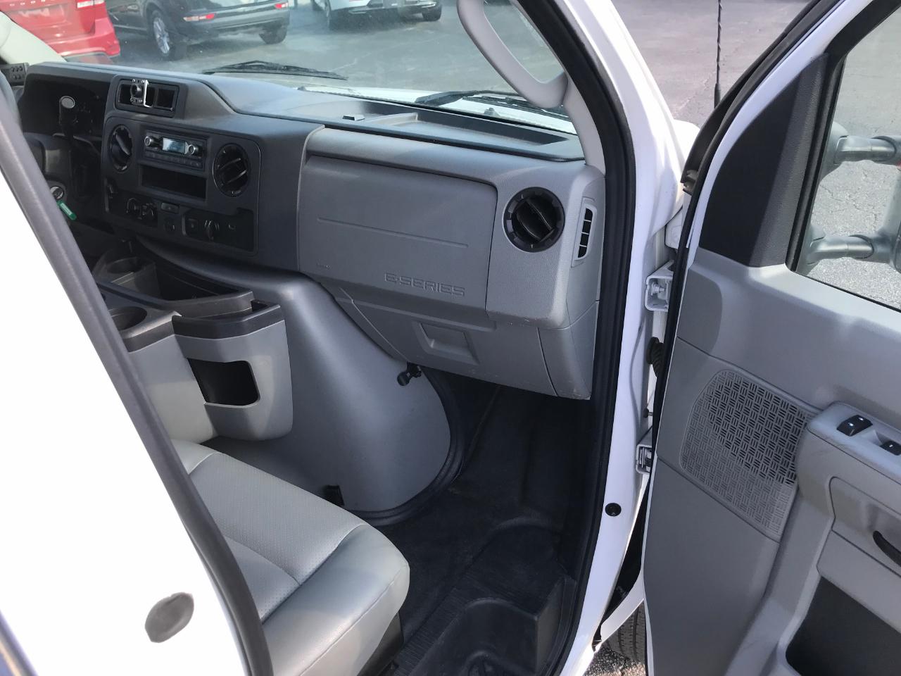 Ford Econoline E-350 Super Duty 2023