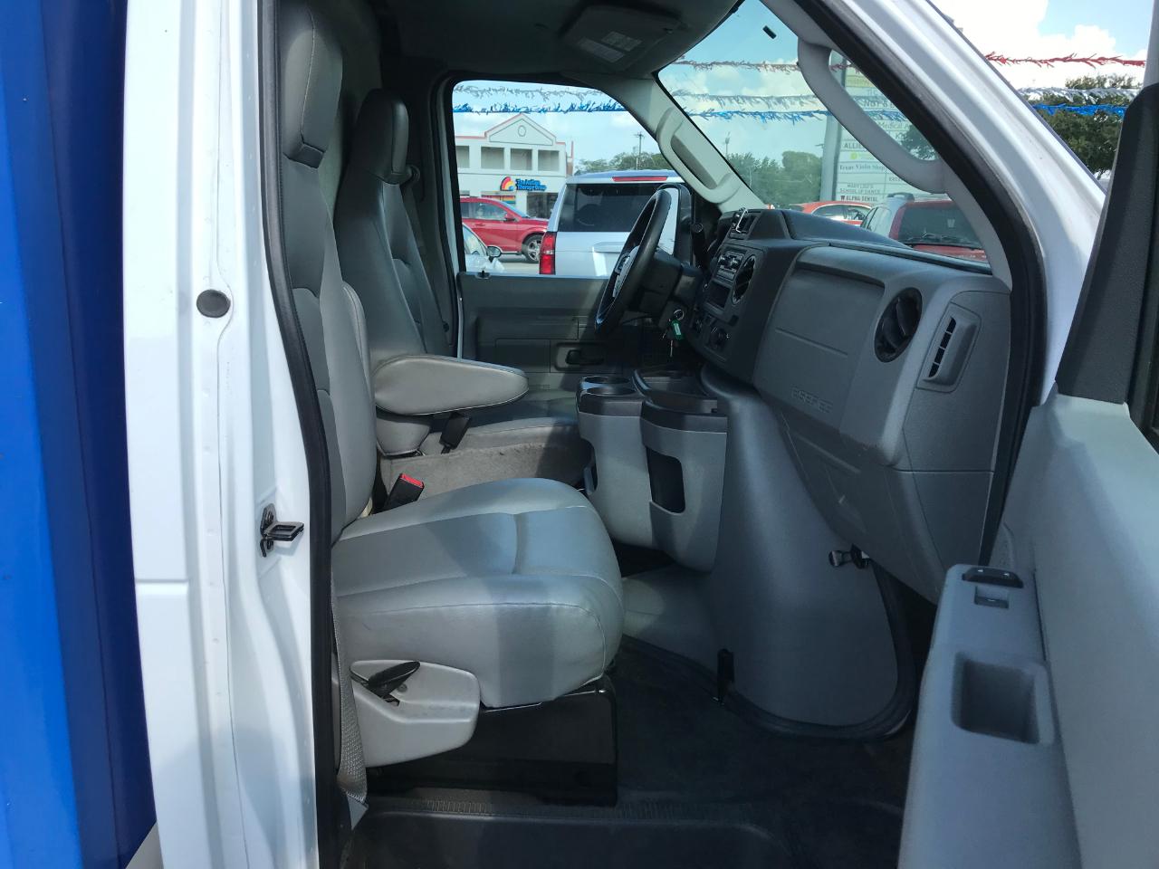 Ford Econoline E-350 Super Duty 2023