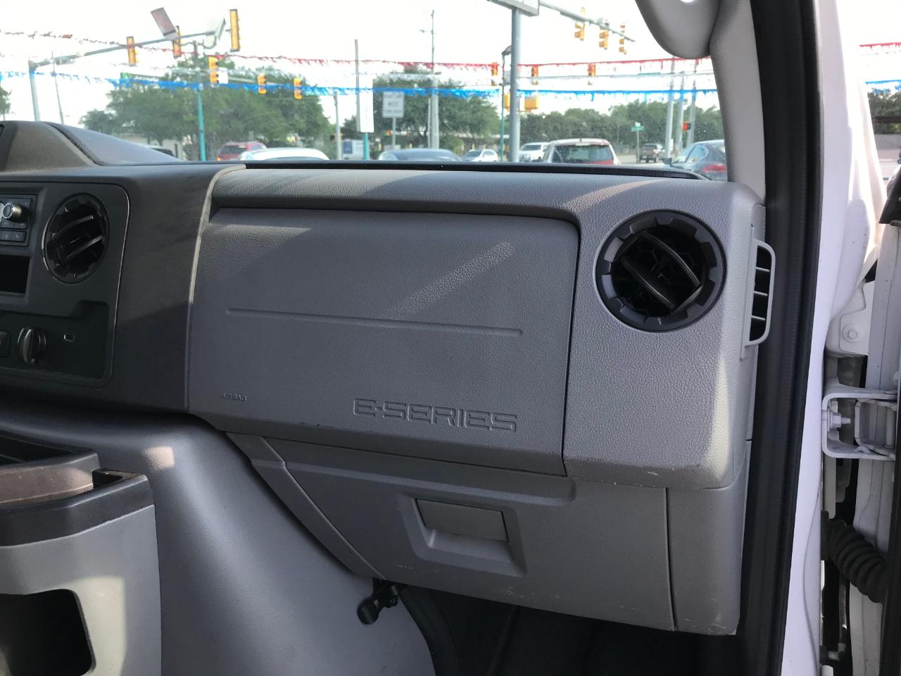 Ford Econoline E-350 Super Duty 2023