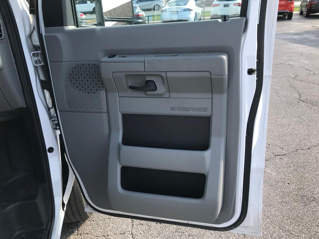 Ford Econoline E-350 Super Duty 2023