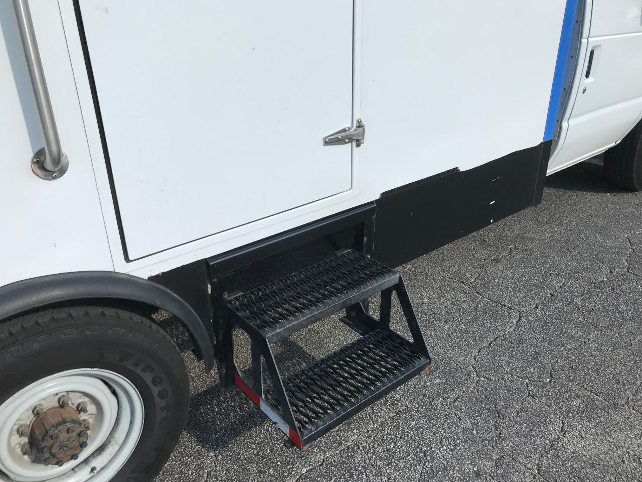 Ford Econoline E-350 Super Duty 2023