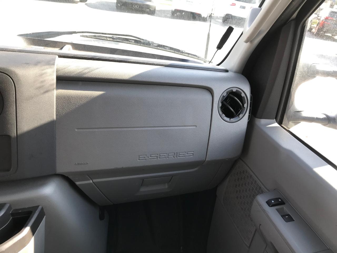 Ford Econoline E-350 Super Duty 2023