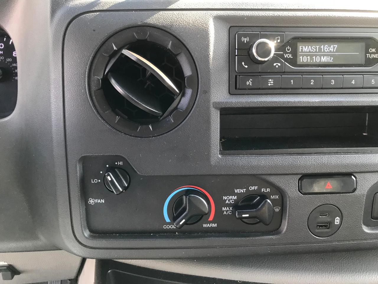 Ford Econoline E-350 Super Duty 2023