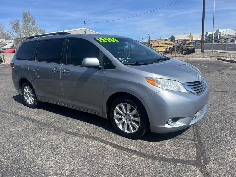 Toyota Sienna XLE 7-Passenger AWD 2017