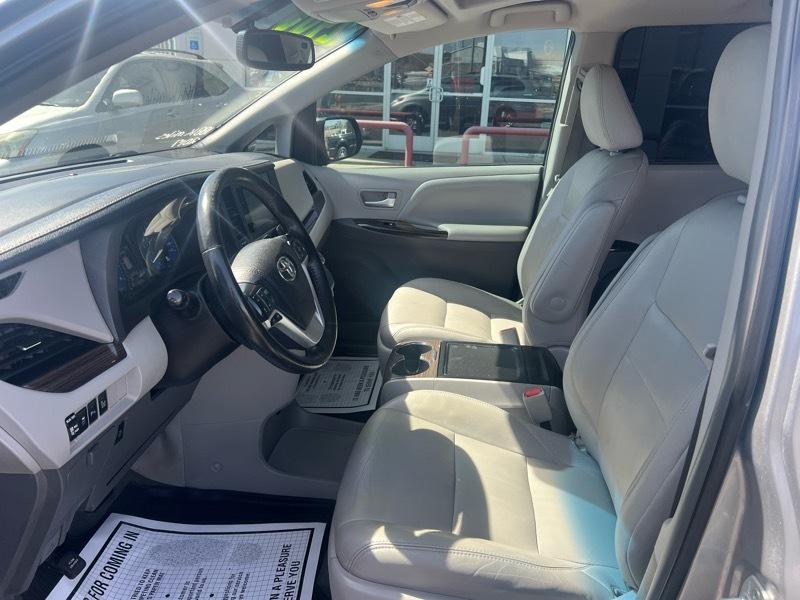 Toyota Sienna XLE 7-Passenger AWD 2017