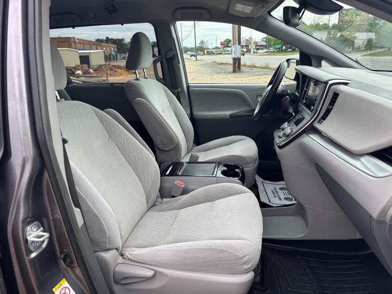 Toyota Sienna LE 2019