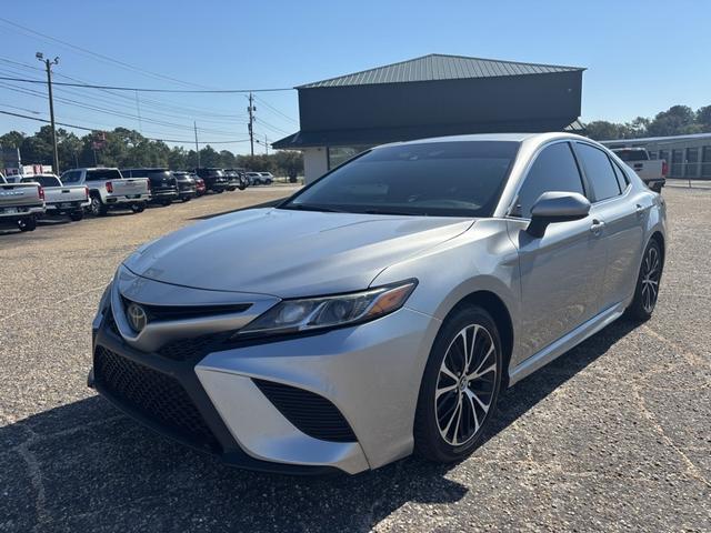 Silver 2018 Toyota Camry Sedan Front-Wheel Drive Automatic