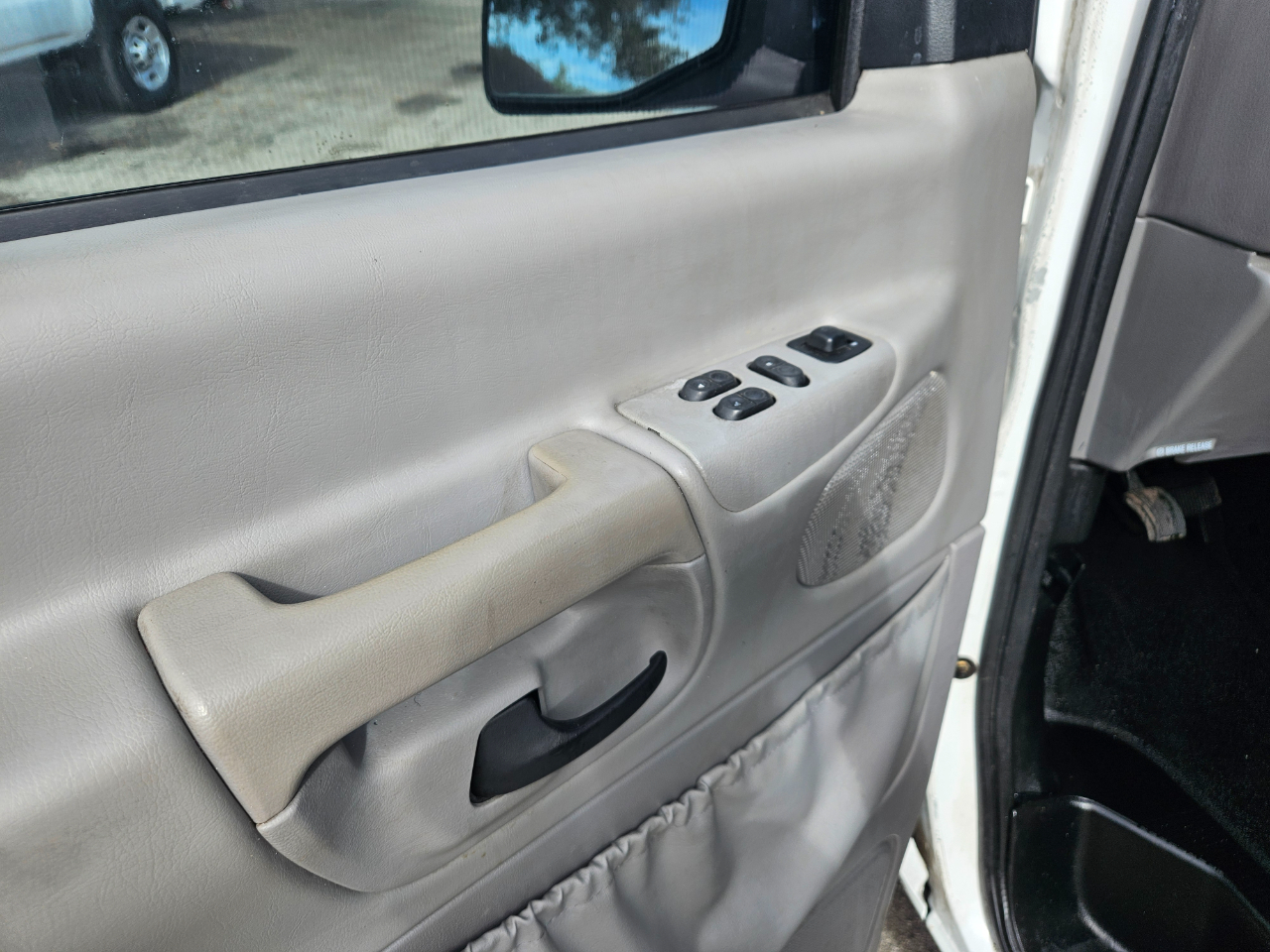 Ford Econoline Cargo E-350 Super Duty Extended 2001