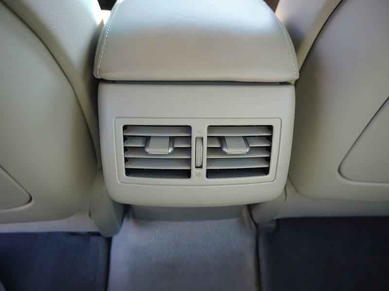 Toyota Camry XLE V6 6-Spd AT 2011