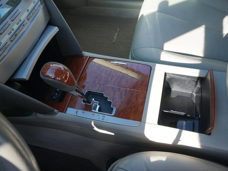 Toyota Camry XLE V6 6-Spd AT 2011