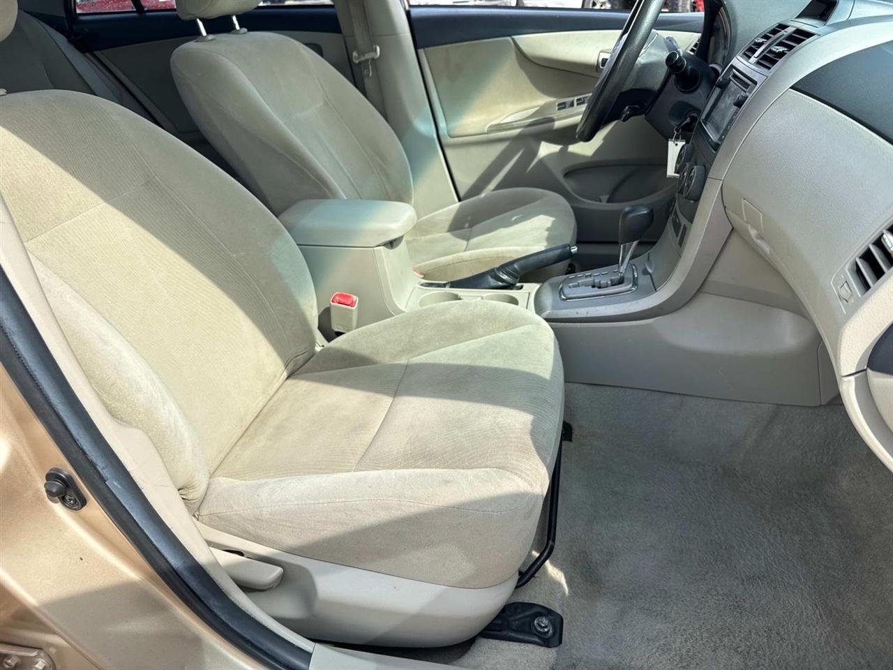 Toyota Corolla LE 4-Speed AT 2013