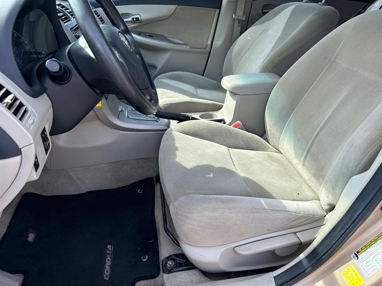 Toyota Corolla LE 4-Speed AT 2013