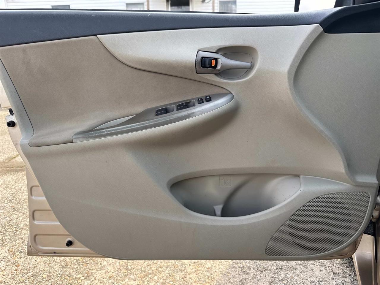 Toyota Corolla LE 4-Speed AT 2013